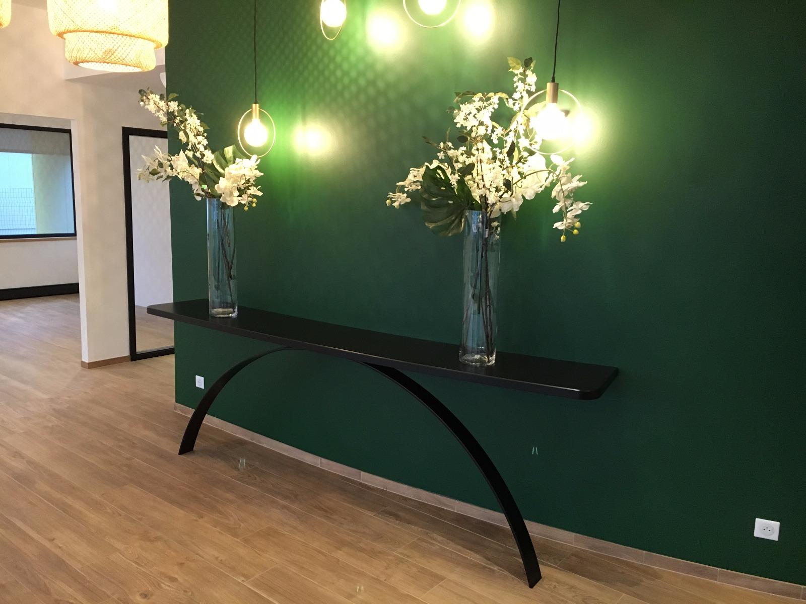 Console laquée noir pietement metallique