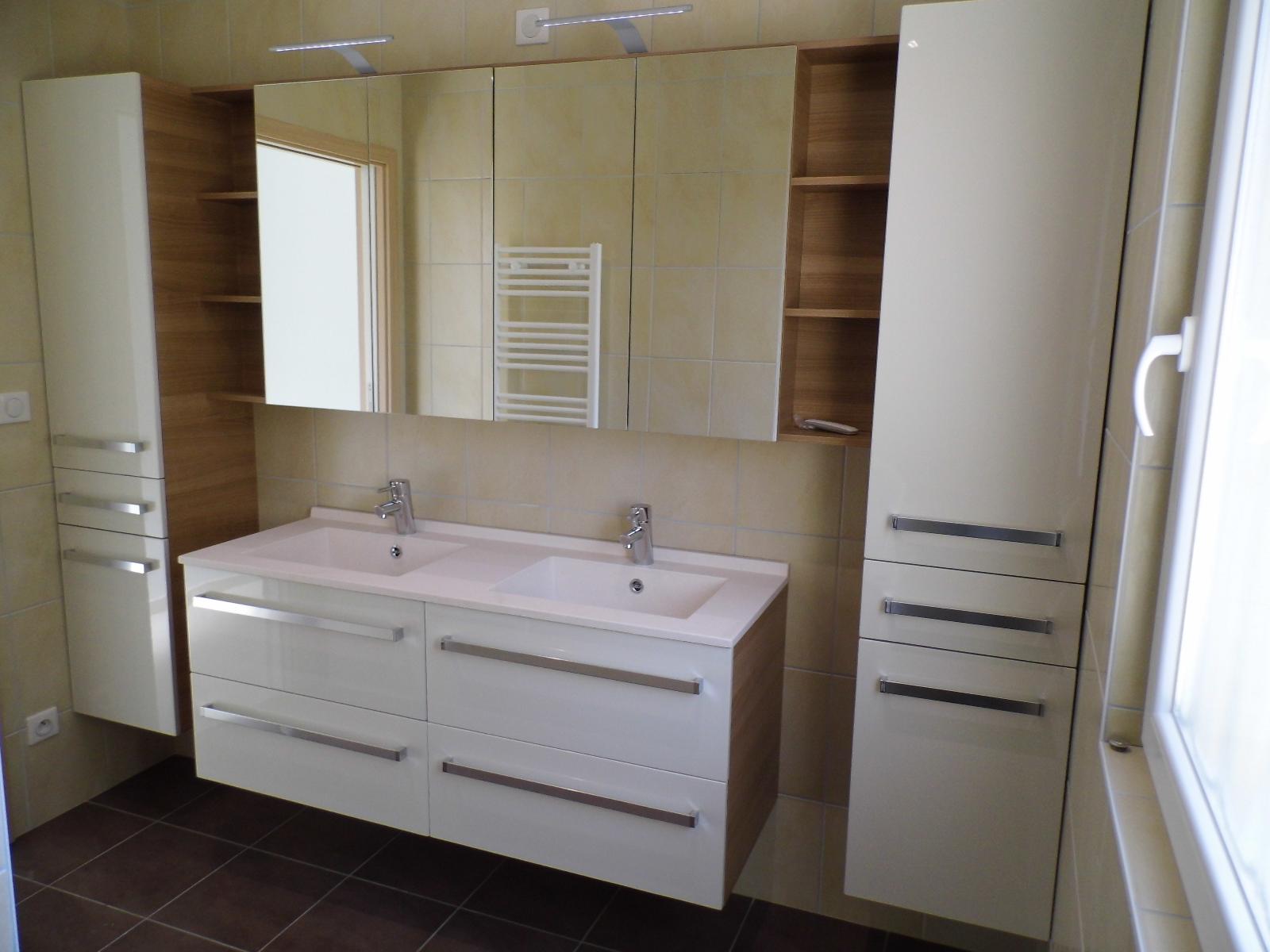 Meubles de salle de bains en laqué blanc