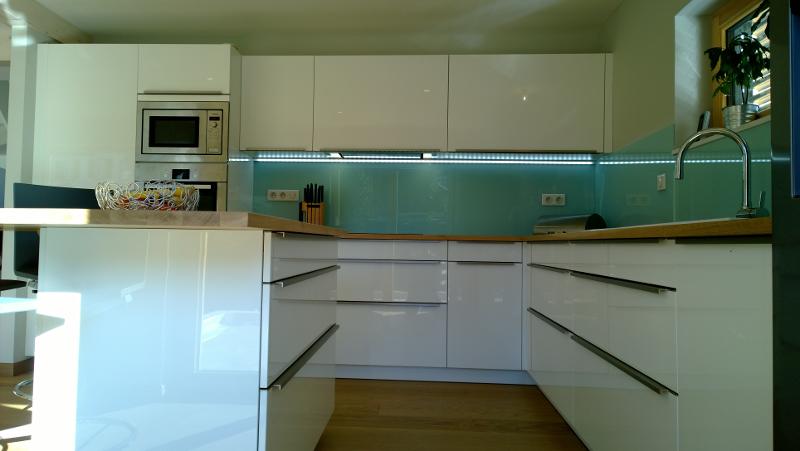 Cuisine laqué avec plan de travail en bois