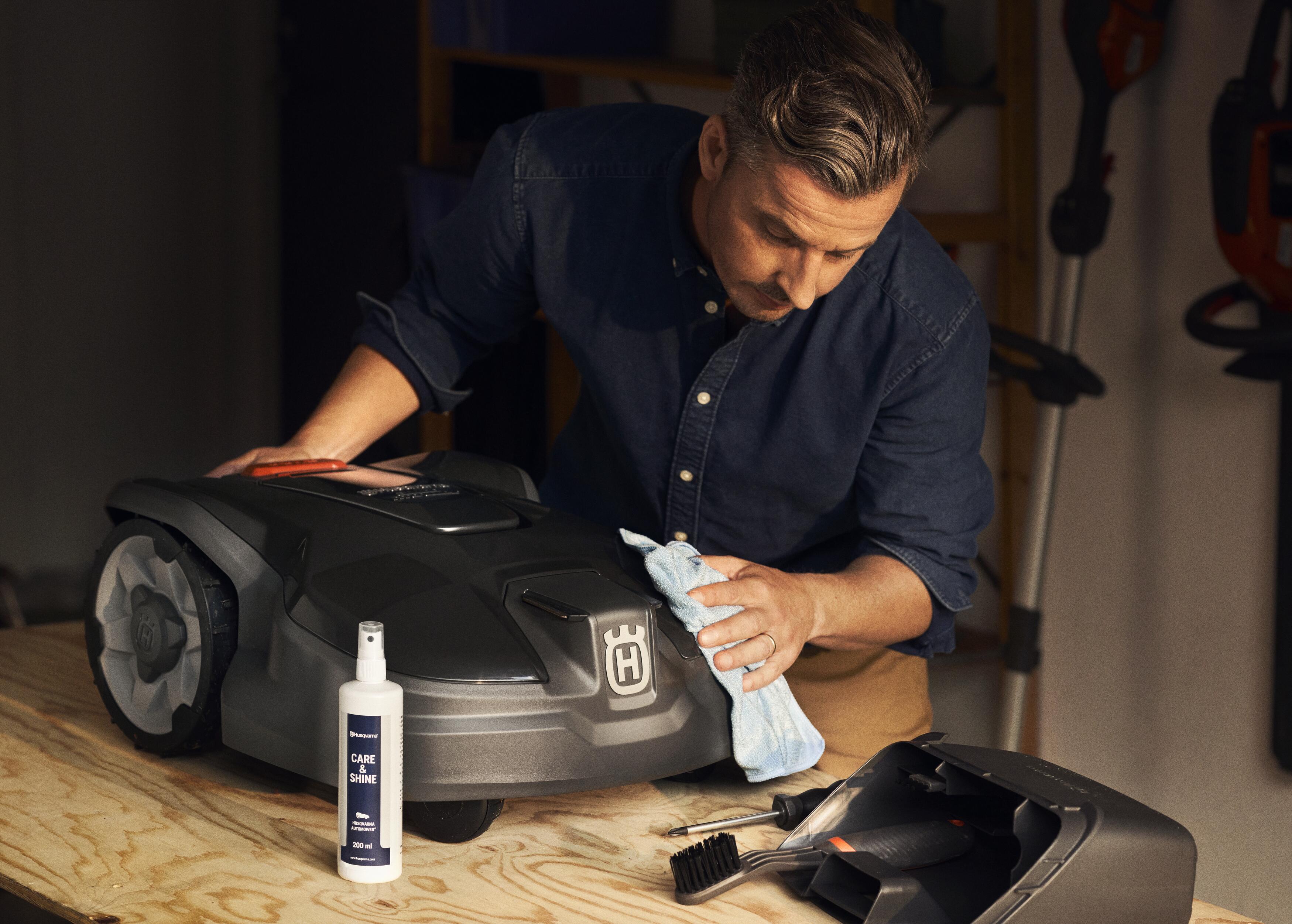 Mann mit einem Husqvarna Paket in den Armen