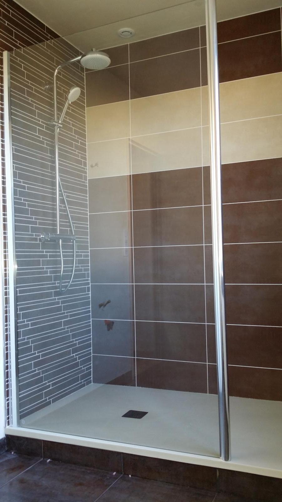 Douche à l'italienne et plomberie de salle de bains