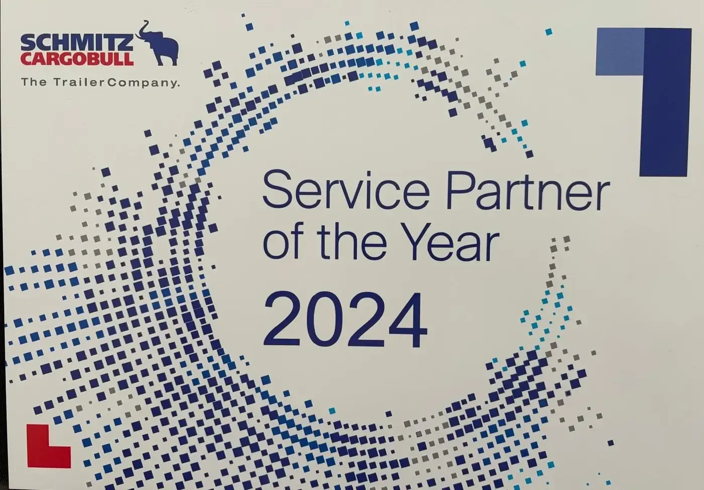 Gráfico del premio Schmitz Cargobull Service Partner of the Year 2024 en azul y blanco.