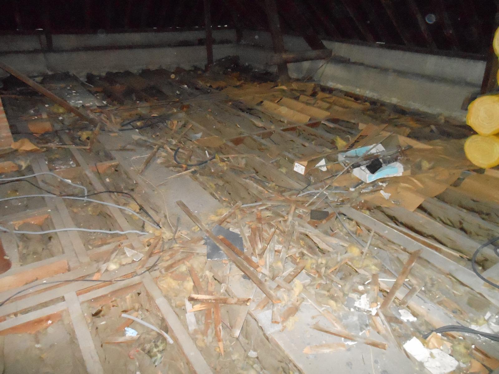 Nettoyage de comble avant travaux et aménagement d'une passerelle