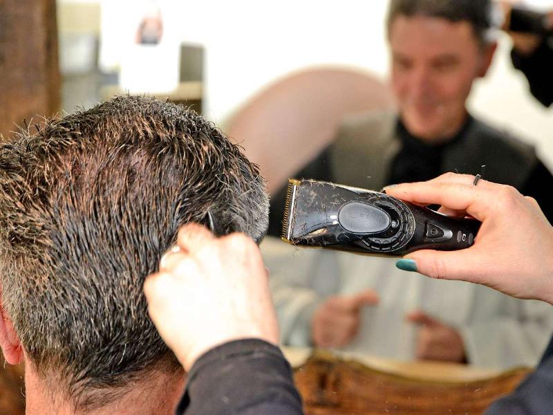 Un homme dont on rcoupe les cheveux à la tondeuse