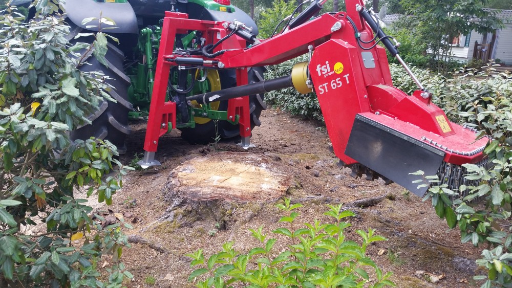 Tracteur procédant à un rognage de souche