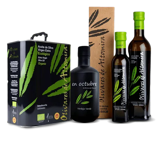 Botellas de aceite de oliva y caja de “Olivares de Atomara”, de diferentes tamaños, con detalles en verde.