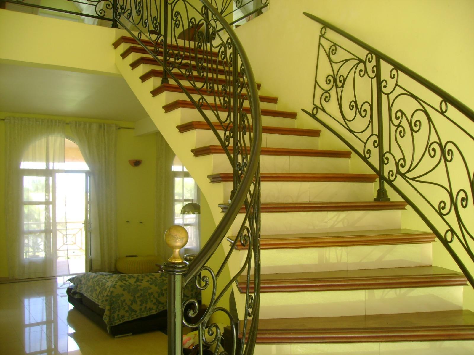 Garde-corps en ferronneries et Escalier bois/béton sur mesures