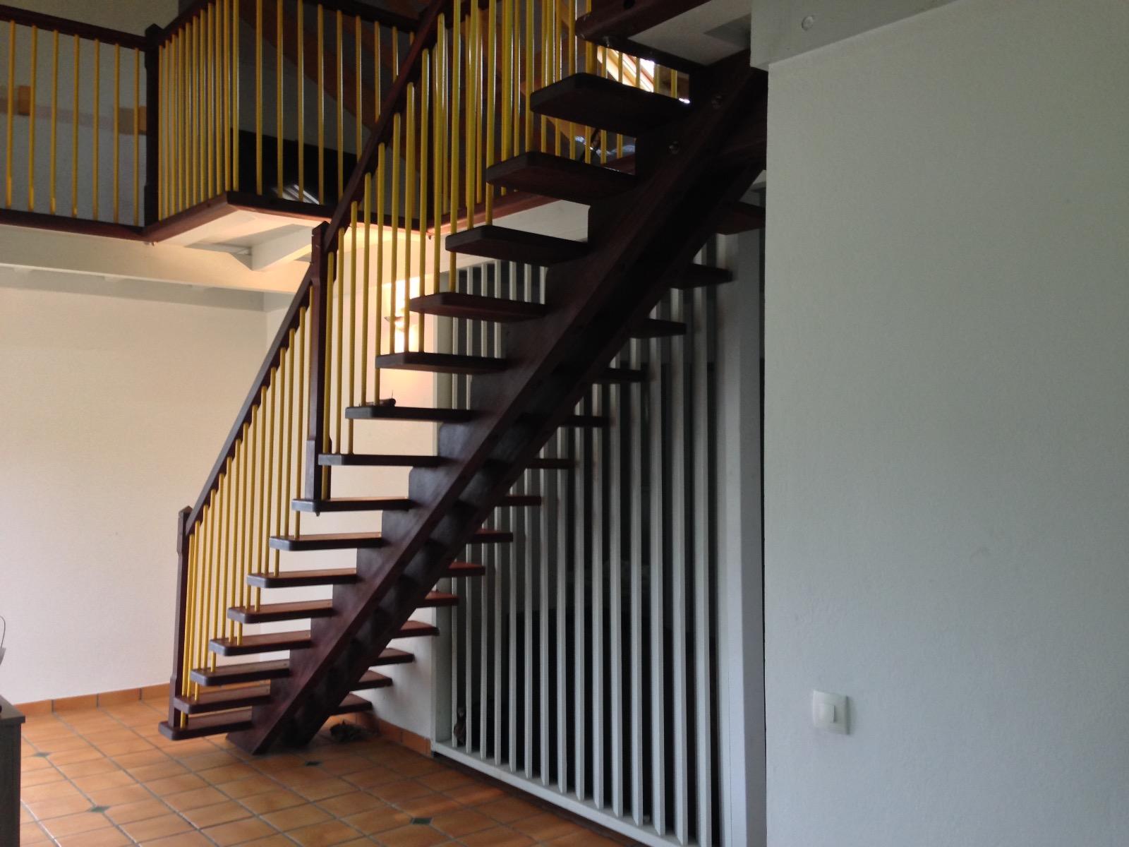 Réalisations de menuiseries, Escalier et Balcon Design en Bois Rouge s
