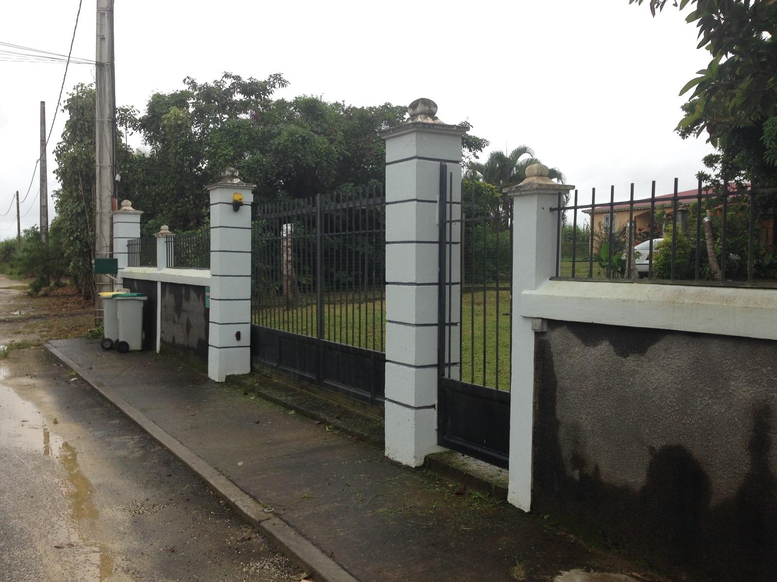 Barrière béton mouchetée, Moulures, Poteaux Design et ferronneries