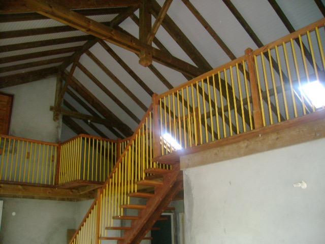 Escalier Design Bois Rouge sur mesures et Charpente bois pin traité
