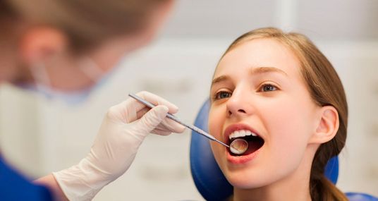 Niña en revisión dental