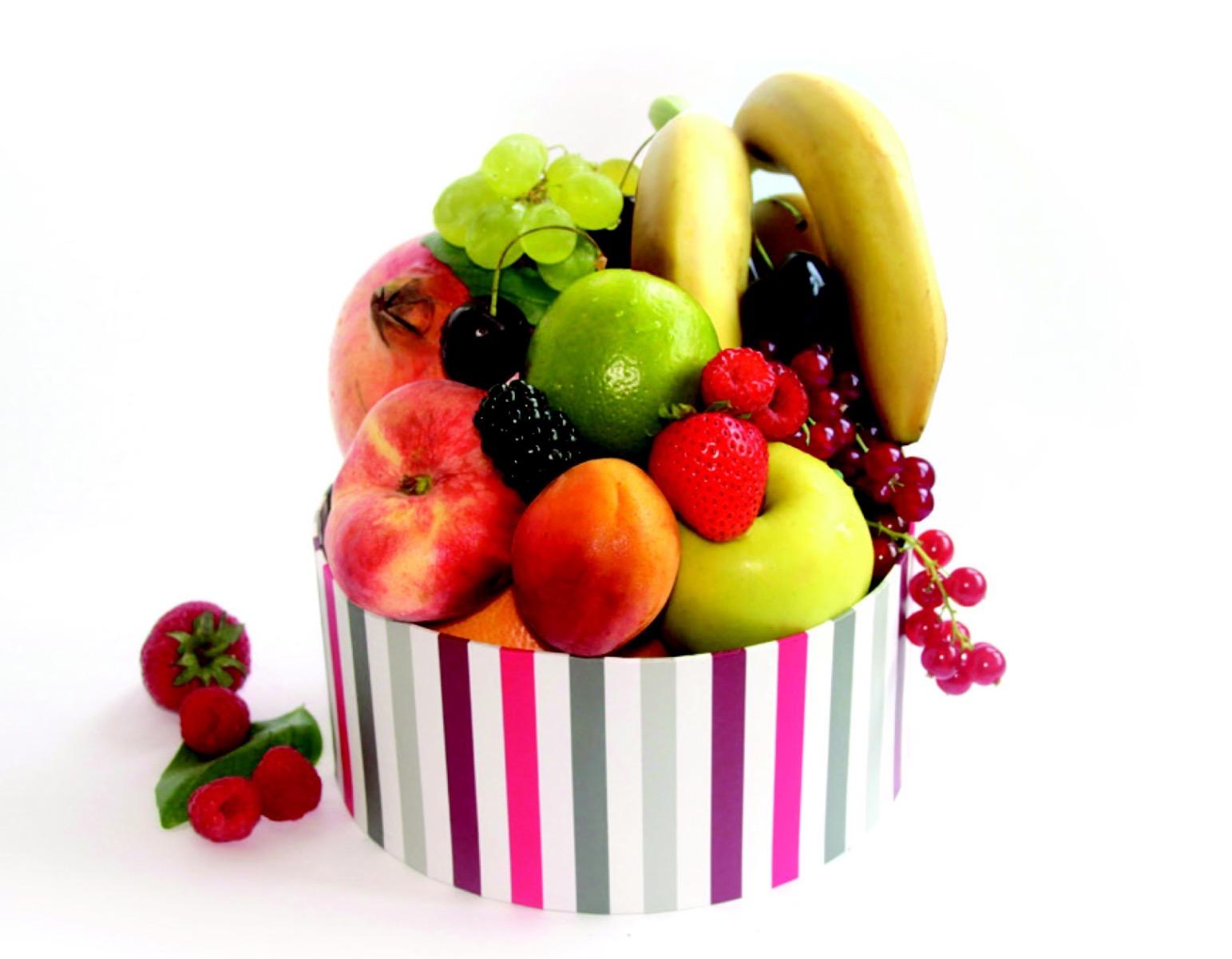 Plusieurs corbeilles et paniers de fruits frais à composer vous-même