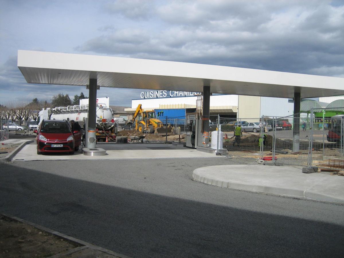 Station  Service Carrefour Thiers. Dômebat à Aubière