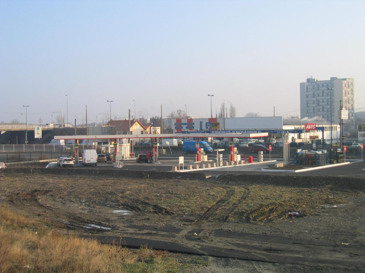 Station Service  Auchan Clermont nord. Dômebat à Aubière