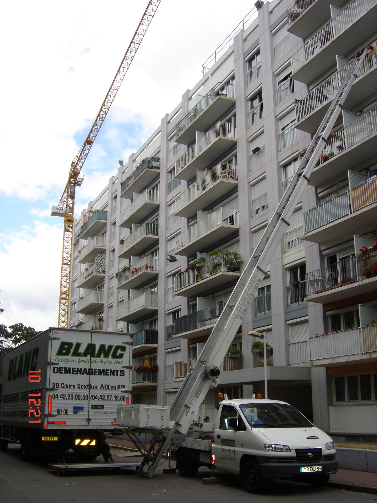 Déménagements avec l'utilisation d'un MONTE-MEUBLES EXTÉRIEUR