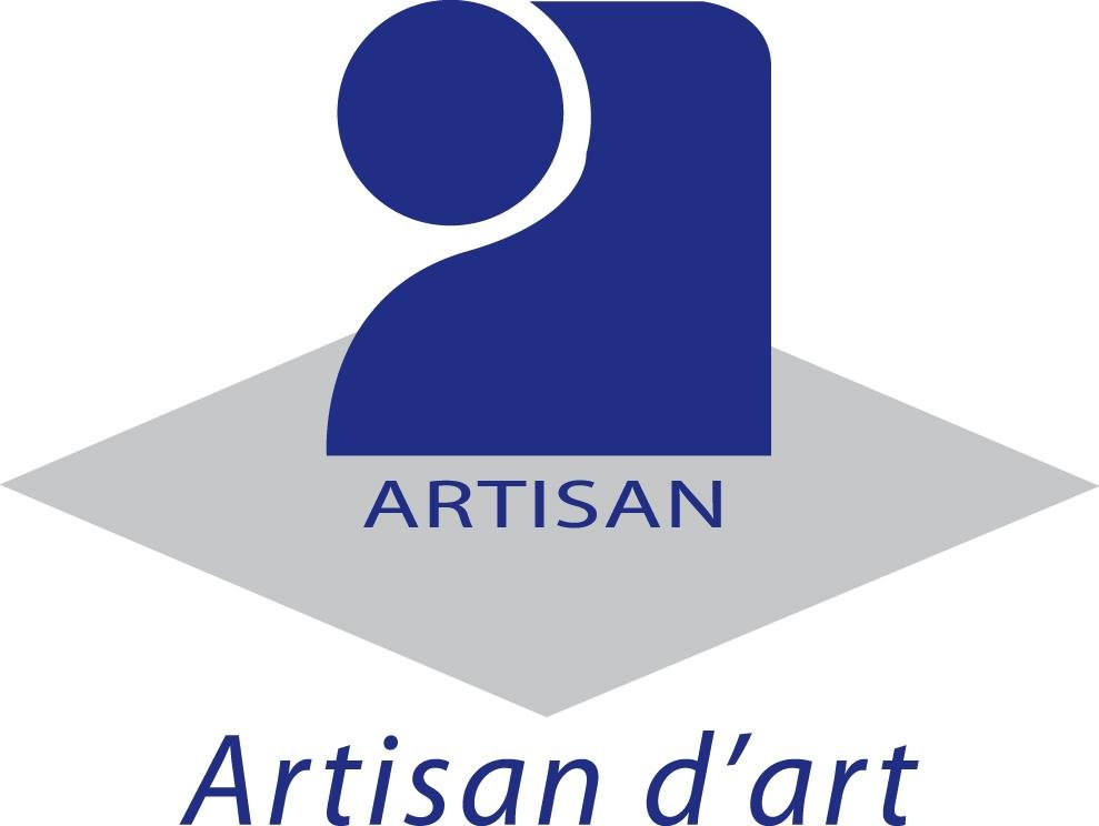 Logo Artisan d'art bleu et gris avec une figure stylisée au-dessus du mot « ARTISAN »