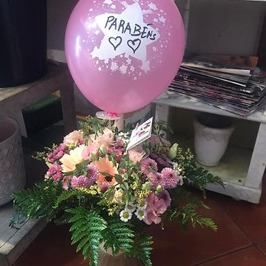 Arranjo de flores com balão