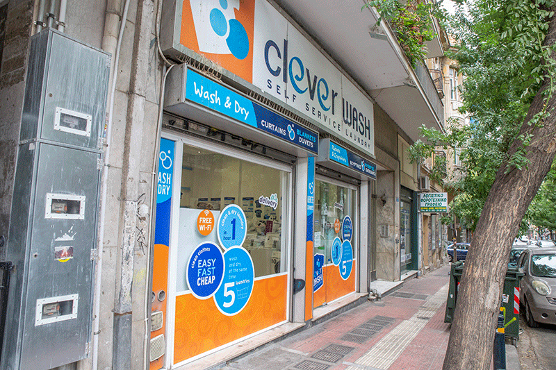 Μια βιτρίνα καταστήματος με μια πινακίδα που λέει «έξυπνο πλύσιμο»