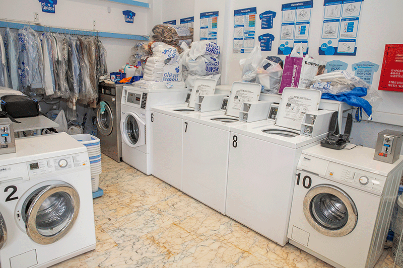 Ένα πλυντήριο γεμάτο με πολλά πλυντήρια και στεγνωτήρια.