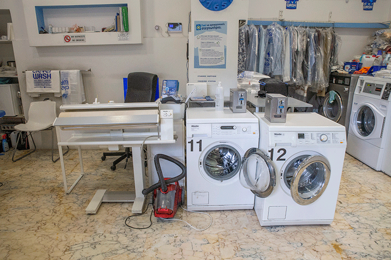 Ένα πλυντήριο γεμάτο με πλυντήρια ρούχων και στεγνωτήρια.