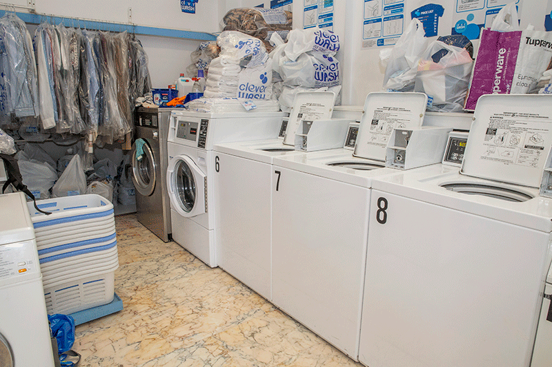 Ένα πλυντήριο γεμάτο με πολλά πλυντήρια και στεγνωτήρια.