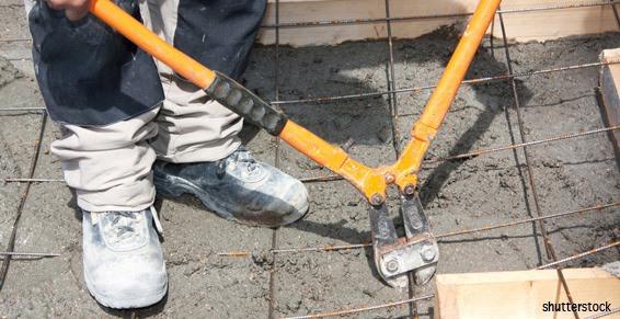 Le treillis métallique est découpé à l'aide d'une pince monseigneur