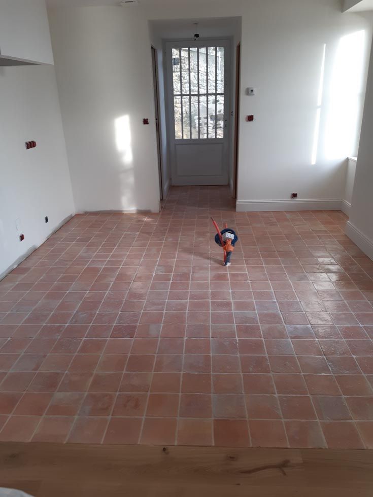 Pose de petits carreaux 16x16 dans une pièce en cour de travaux