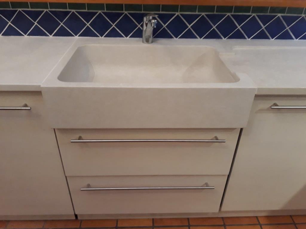 Lavabo de salle d'eau avec meuble à tiroirs