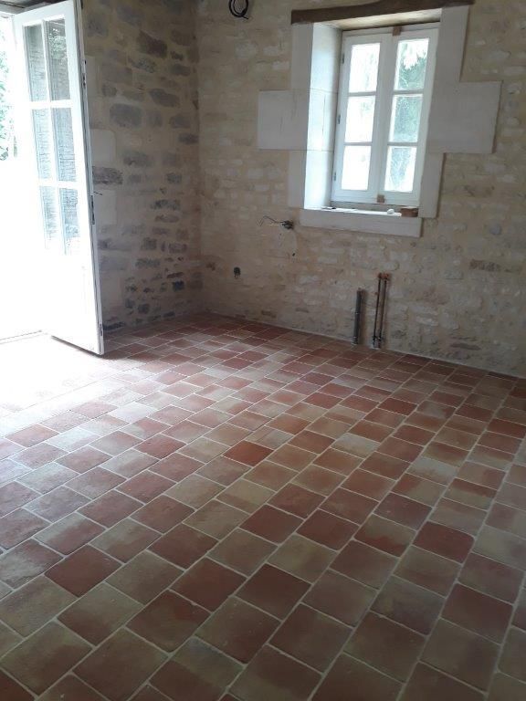 Entrée de maison en carrelage terre cuite
