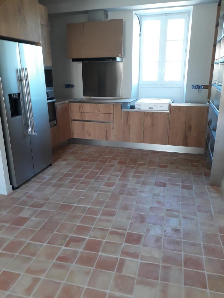 Petits carreaux de terre cuite dans une cuisine