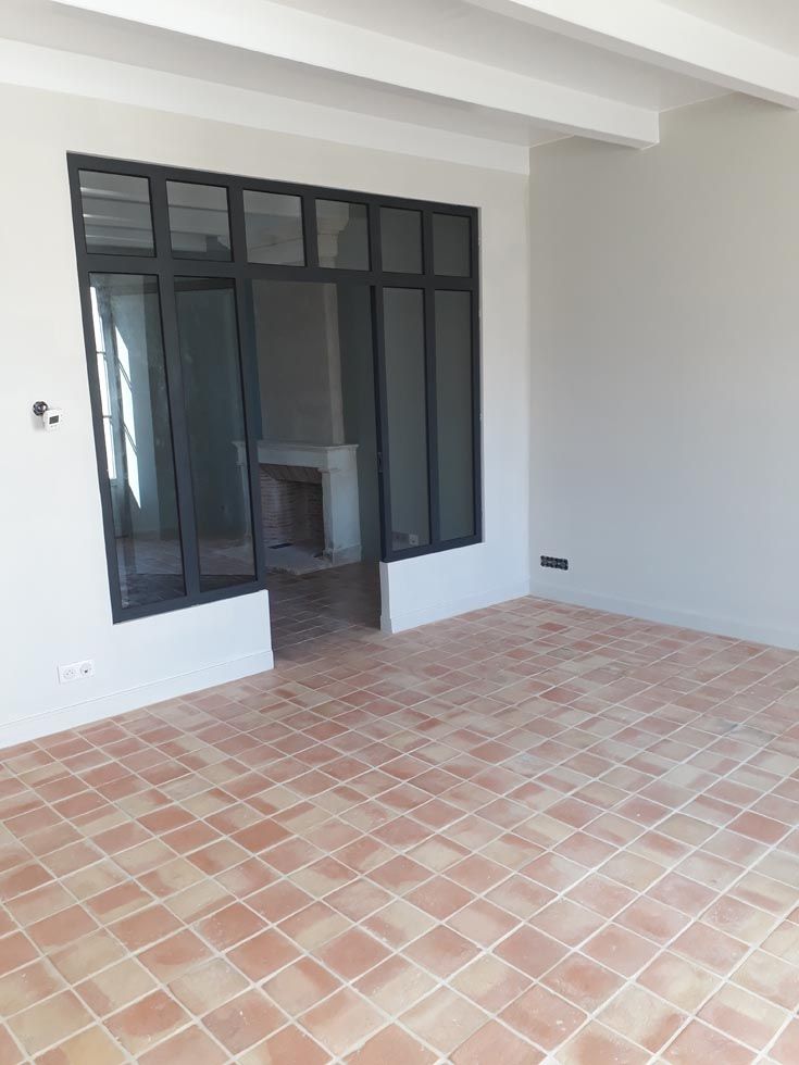 Petits carreaux de terre cuite dans un salon