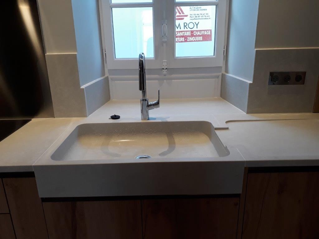 Lavabo et robinet de salle de bain sous une fenêtre dans un coin toilette moderne