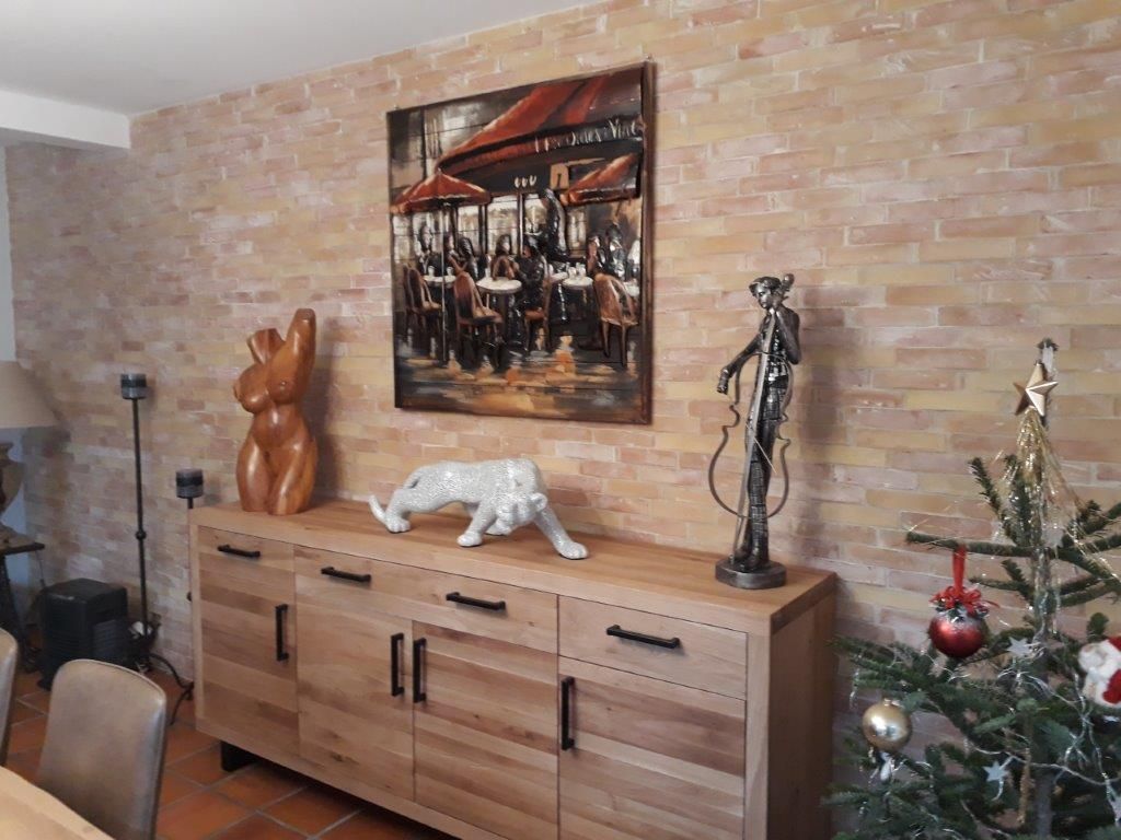Mur en brique de placage pour salon avec buffet