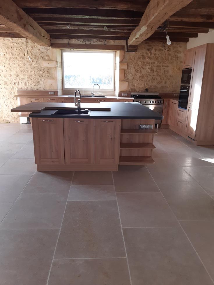 Îlot central de cuisine avec grands carreaux au sol