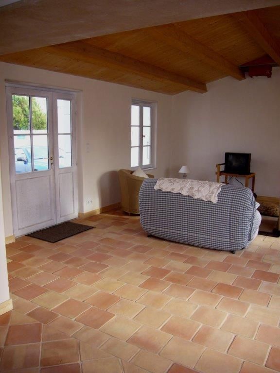 25x25 fait main 10 dans un salon avec poutres apparentes