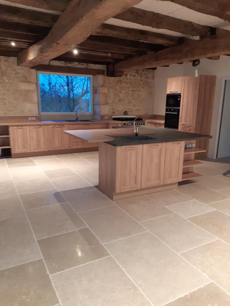 Pose de grands carreaux de marbre de couleur beige royal dans une cuisine moderne