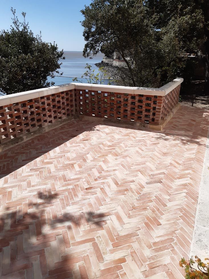 Brique pose terrasse fait main posée en forme de triangle