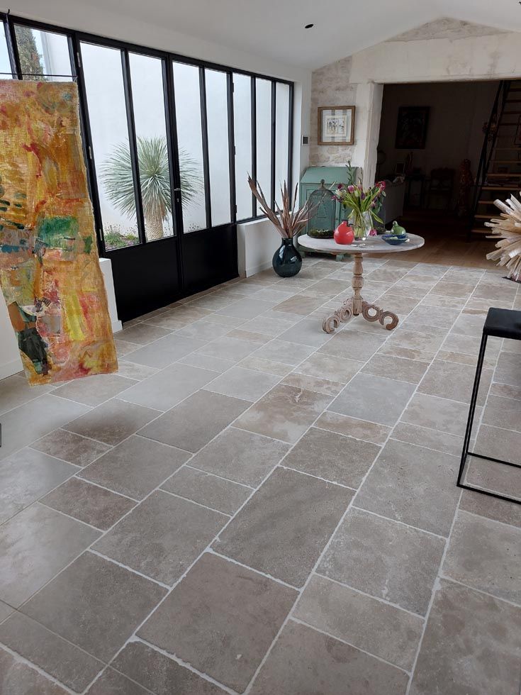 Grand carreaux de marbre dans un salon