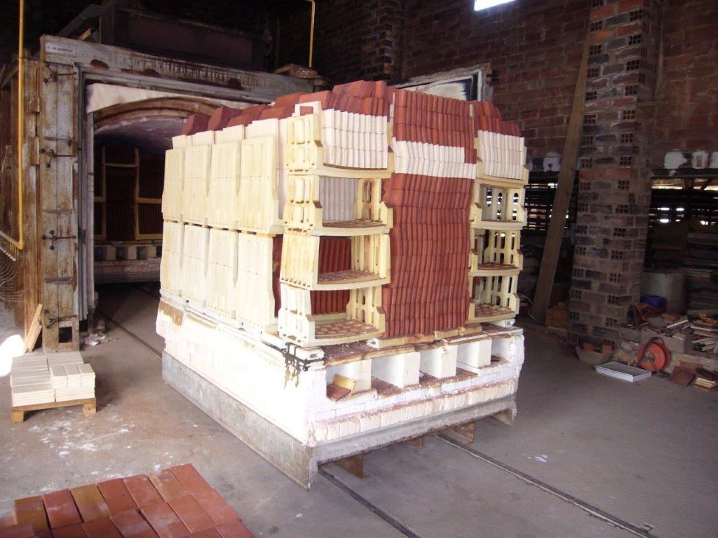Briques empilées sur une palette à l'intérieur d'un entrepôt industriel.