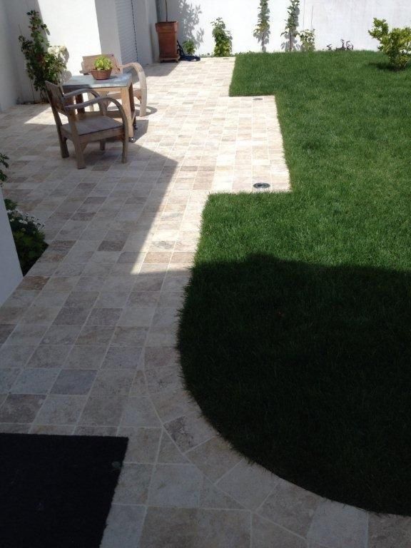 Pavé travertin 15x15 pour terrasse de jardin avec pelouse