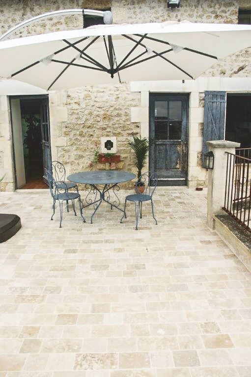 Terrasse en pavé travertin