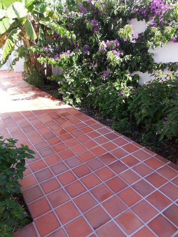 Extérieur d'allée de maison en terr cuite