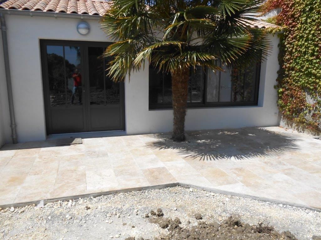 Travertin 61x40 pour terrasse de maison avec palmier