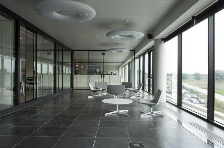 Ardoise 60x60 pour intérieur de bureaux d'agence