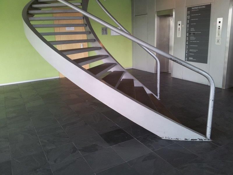 Sol en ardoise pour une pièce d'intérieur avec escaliers