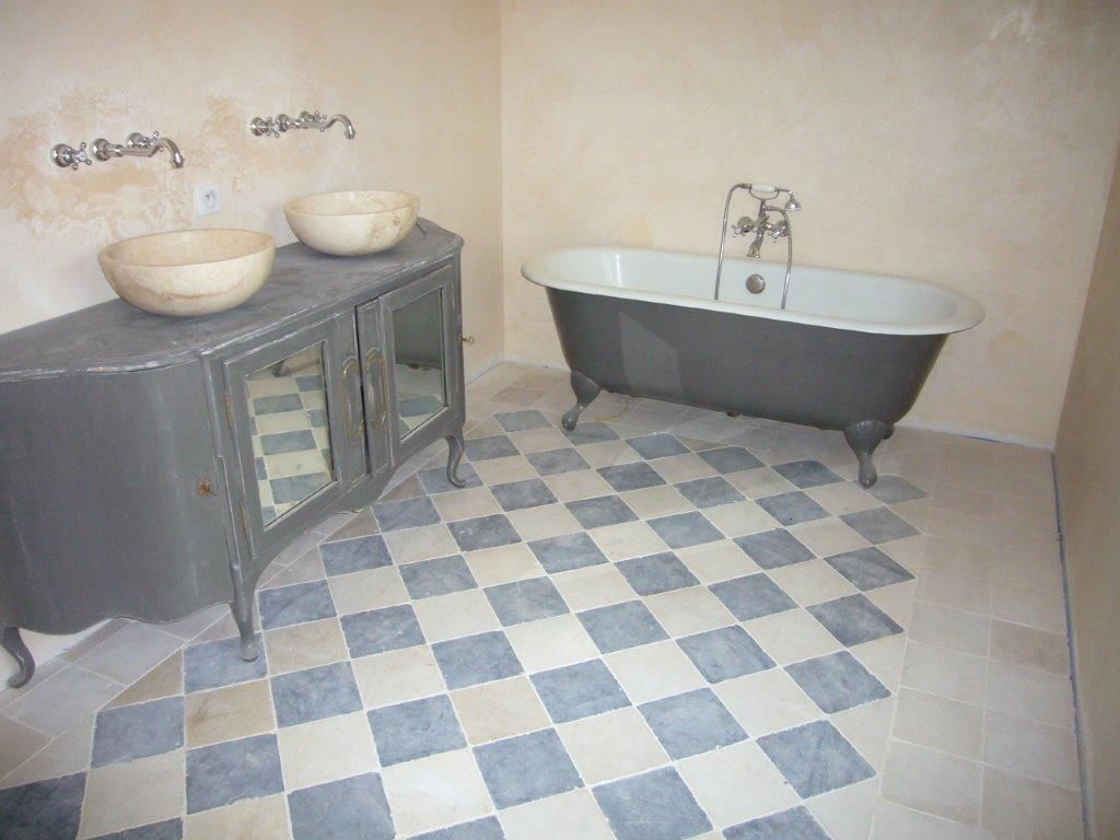 Damier noir et blanc dans salle de bains