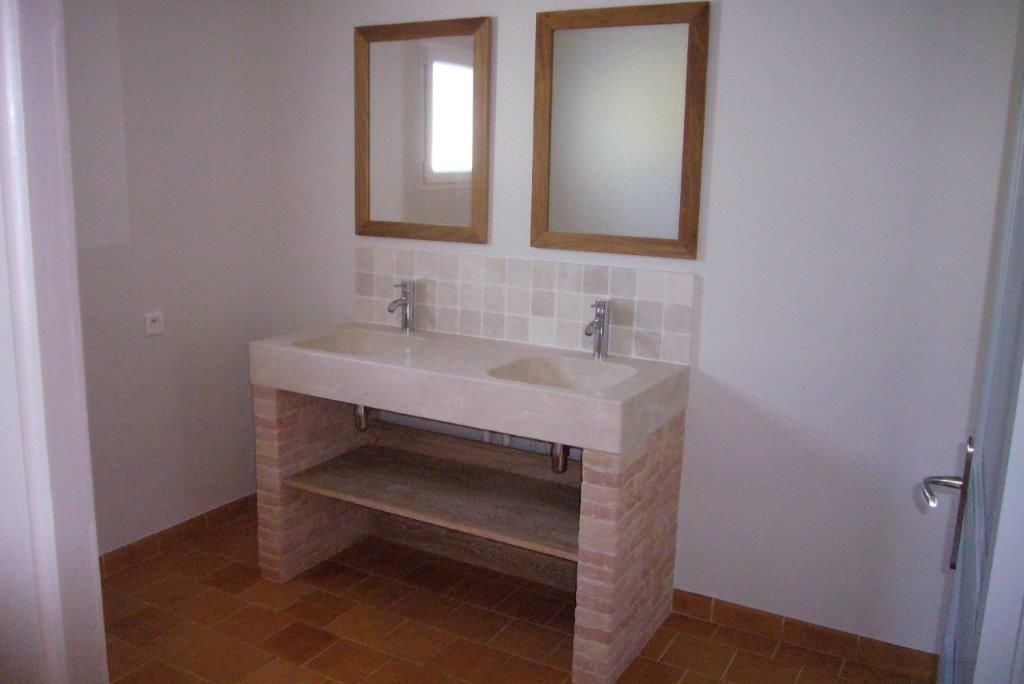 Double vasque sur meuble en briques