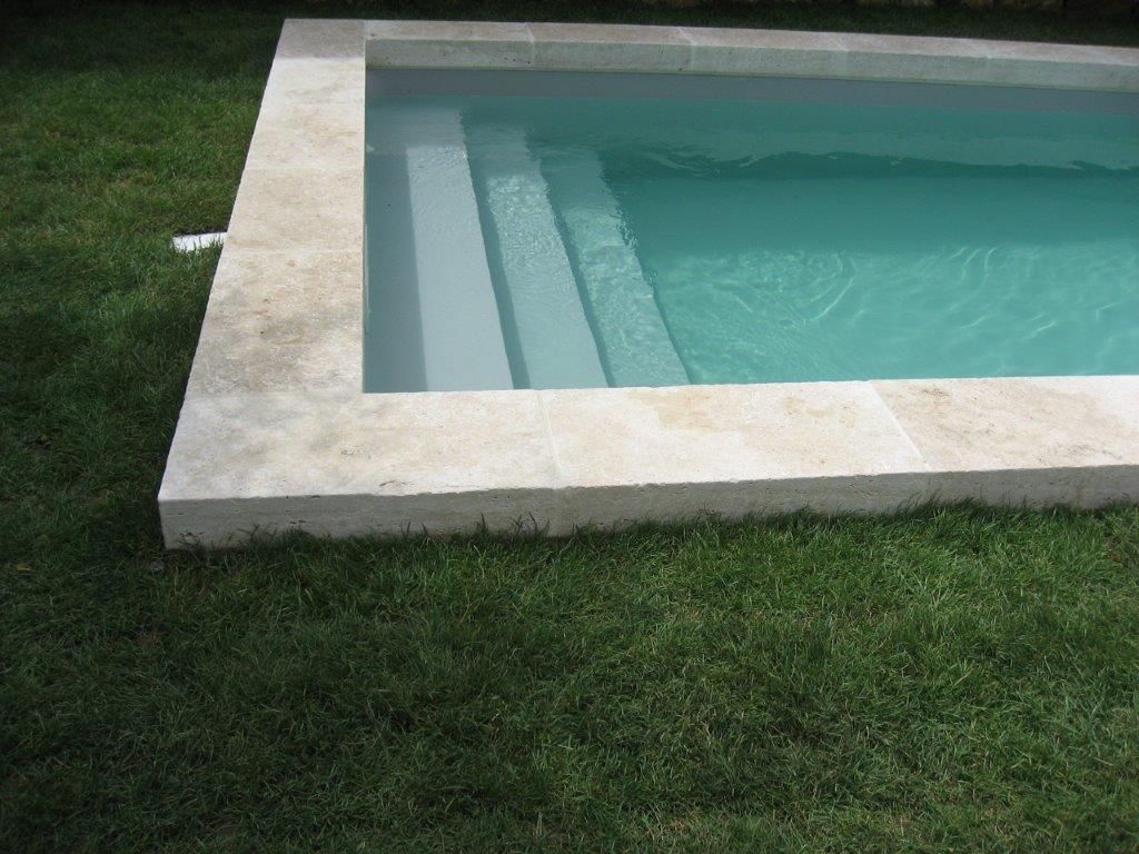Margelle travertin pour piscine rectangulaire avec marches