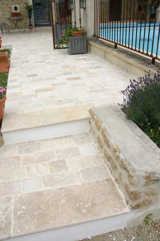 Pavé travertin 11 pour terrasse et coin piscine
