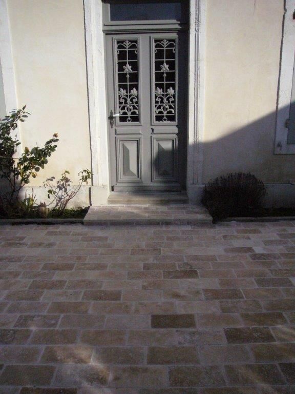Pavé 15x30x3 travertin devant porte d'entrée grise
